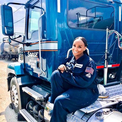 Women Truck Driver, Female Trucks, Girl Trucker, Independent Girls, Women Trucker, 100 Euro, Vision Board Pictures, Trucking Life, Rich Girl Lifestyle