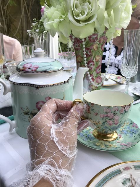 Tea Party Tea Time Theme Party, Victorian Tea Party Decorations, Purple Tea Party, Green Tea Party, Bloom Party, Tea Party Birthday Ideas, Bridgerton Theme, Vintage Tea Rooms, Victorian Tea Party