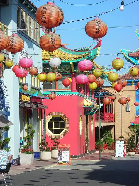 Chinatown - Los Angeles.  This is such a fun, colorful neighborhood for photos. Colorful Neighborhood, Los Angeles Trip, Chinatown Los Angeles, San Myshuno, Globe Travel, West Coast Road Trip, American Road, American Road Trip, Chinese Lanterns