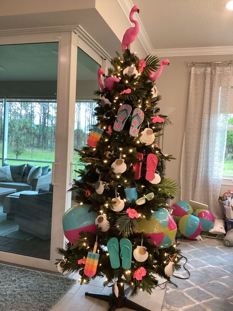 Christmas Tree Summer Theme, Summer Christmas Tree Decorations, Diy Tropical Christmas Decorations, Florida Christmas Decorations Outdoor, Luau Christmas Party Decorations, Summer Christmas Decorations, Summer Tree Decorations, Summer Christmas Tree, Beach Theme Christmas