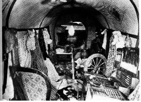 A Rare View INSIDE A Covered Wagon (5 Photos) – Crafty House Pioneer Wagon, California Trail, Old West Photos, Pioneer Life, The Oregon Trail, Wilde Westen, Into The West, American Frontier, Covered Wagon