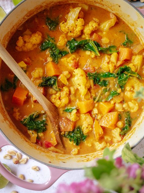 Sweet Potato Peanut Stew with Cauliflower and Kale Cauliflower Stew, Kale And Chickpeas, Cauliflower And Kale, Butter Cauliflower, Easy Weekday Dinners, African Peanut Stew, Peanut Stew, Green Kale, Japanese Sweet Potato