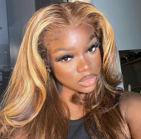 Honey Blonde Hair On Black Women Wig, Wig On Black Women, Honey Blonde Hair Black Women, Ginger Blonde Hair, Brown Hair Dark Skin, Wig Black Women, Dark Skin Blonde Hair, Gyaru Hair, Hair Color For Dark Skin