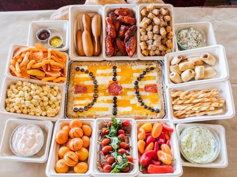 Basketball Snack Stadium with a pizza center court. Food photography and recipes by Jackie Alpers for FoodNetwork.com #snackstadium March Madness Food, Basketball Snacks, Healthy Football, Stadium Food, March Madness Parties, Snack Stadium, Sports Snacks, Store Bought Snack, Healthy Superbowl