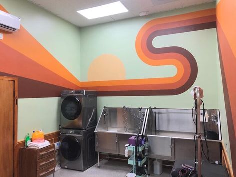 70s Stripe Wall, Retro Wall Paint, Retro Accent Wall, 70s Wall Mural, Painting Stripes On Walls, Retro Room Ideas, Salon Suite Decor, Funky Bedroom, Apartment Painting