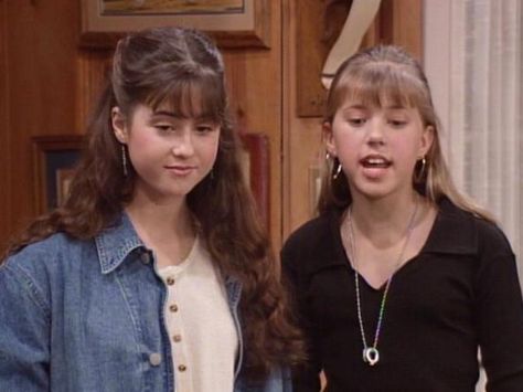 Where Are Stephanie’s Friends From ‘Full House’ Now? Let's Check In With These Ladies | Bustle Full House Hairstyles, Stephanie Tanner Outfits 90s Fashion, Stephanie Full House, Full House Aesthetic, Stephanie From Full House, Stephanie Tanner Full House, Dj Full House, The Fuller House, 80s Stars