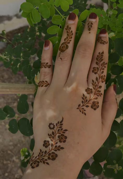 Single Line Mehendi Designs, Summer Henna Designs, Henna Design Hand, Henna Finger Designs, Henna Design Easy, Tattoo Designs Hand, Henna Design Simple, Finger Designs, Simple Henna Designs Hand