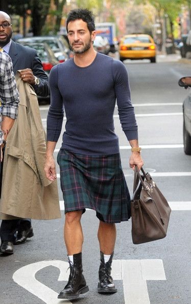 Marc Jacobs in Kilt. Untuck your shirt and leave off the kilt belt and sporran for a less formal look. Non Binary Fashion, Men Wearing Skirts, Men In Kilts, American Fashion Designers, Men Looks, Girls Sweaters, Kilt, Well Dressed, Look Fashion