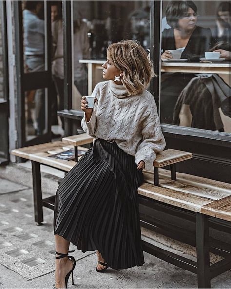 Casual Chic Outfits, Trendy Skirts, Mode Casual, London Street Style, Winter Trends, Midi Skirts, 가을 패션, Pleated Midi Skirt, Chic Outfit