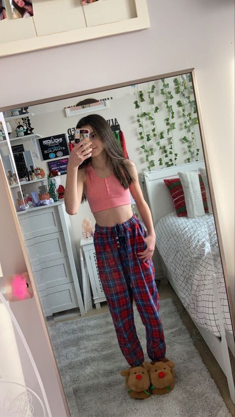 Insta @keely.king.official Keely King, Clothing Ideas, Parachute Pants, Wallpapers, Mirror, Pants, Quick Saves, Clothes, Trousers