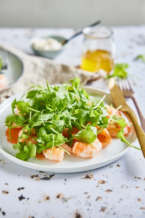 Looking for a simple yet elegant starter for your Christmas dinner? This smoked salmon and prawn starter is perfect! Smoked salmon with prawns and horseradish cream Prawn Starters, Horse Radish, Christmas Starters, Four Course Meal, Horseradish Cream, Lime Vinaigrette, Course Meal, Ginger Root, Christmas Appetizers