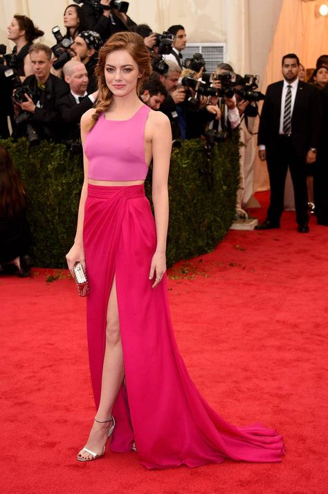 17 Times Emma Stone Proved She Was The Queen Of The Red Carpet Emma Stone Red Carpet, Robe Fuchsia, Emma Stone Style, Hot Pink Skirt, Met Gala Dresses, Ellie Saab, Charles James, Met Gala Red Carpet, Alicia Vikander