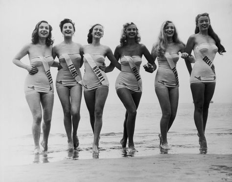 Women circa 1945: Swimsuit styles has come and go, but these women show looking hot in swimwear is totally timeless. Take in these 80 vintage babes in bathing suits to get in the summer mood. Summer Wind, 90's Fashion, 50s Style, Vintage Swimwear, Miss Universe, Miss World, Foto Art, Vintage Beach, Moda Vintage