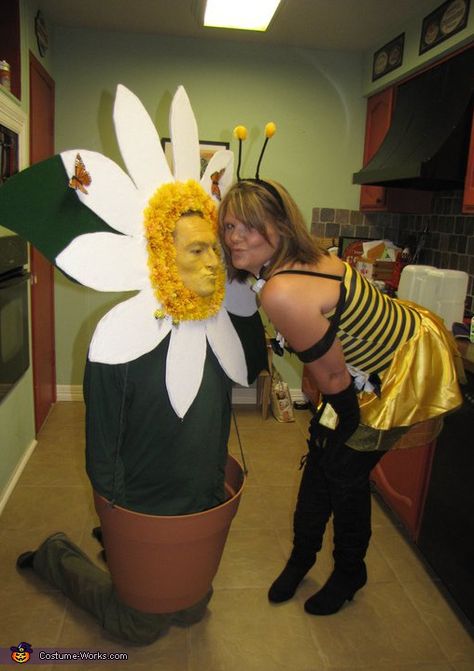 Daisy & Bee Halloween costume ideas for couples Homemade Couples Costumes, Flowers Costume, Diy Fantasia, Couples Costumes Creative, Clever Costumes, Costumes For Couples, Diy Couples Costumes, Halloween Parejas, Homemade Costume