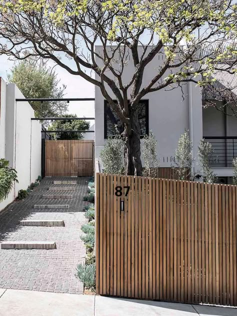 Elissa House by Templeton Architecture | Australian Architecture | est living Front Of A House, Palm Springs Architecture, Timber Fencing, Front Fence, Mid Century Architecture, Australian Architecture, Casa Exterior, Wooden Fence, Fence Ideas