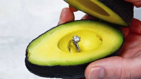 Yep, people are using avocados to propose on Instagram. I’d like be to capture this- if your proposing, let me know. https://www.today.com/food/people-are-using-avocados-propose-instagram-t123483?utm_content=buffer0b12a&utm_medium=social&utm_source=pinterest.com&utm_campaign=buffer Diy Wedding Ring, Funny Proposal, Indian Wedding Rings, Pretty Wedding Rings, Engagement Ring Holders, Ring Proposal, Ring Holder Wedding, Wedding Proposals, Wedding Ring Box