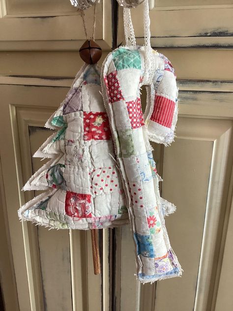 DiyDreaming - Hey Crafty Friends! Here are a bunch of... Upcycle Christmas, Quilt Ornaments, Quilt Hanging, Quilt Crafts, Christmas Decorations Sewing, Primitive Christmas Tree, Peg Rack, Rack Hanger, Christmas Sewing Projects