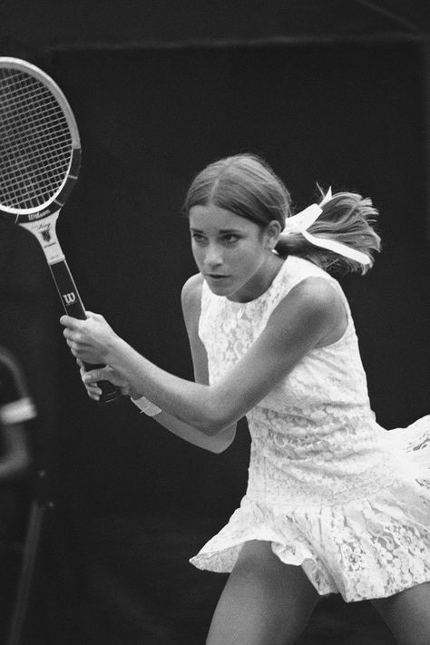 Wimbledon Fashion and Style Through The Decades | British Vogue Mode Tennis, Tennis Dresses, Tennis Women, Wta Tennis, Retro Tennis, Wimbledon Fashion, Tennis Photos, Chris Evert, Tennis Aesthetic