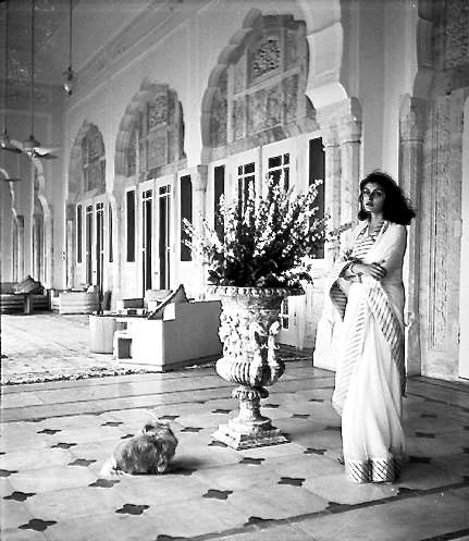 Maharani Gayatri Devi, 1940s Photos, Gayatri Devi, Fashion 1940s, Vivian Maier, Cecil Beaton, Vintage India, Indian History, Indian Aesthetic