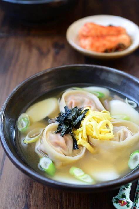 Mandu Guk, Koreansk Mad, Soup With Dumplings, Rice Cake Soup, Korean Soup, Best Asian Recipes, Korean Food Recipes, Asian Cucumber Salad, Dumplings For Soup