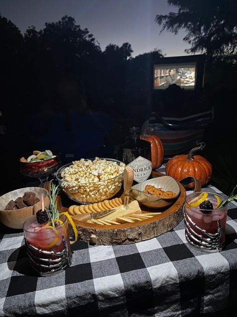 Outdoor Movie Picnic Set Up, Movie Night Table Set Up, Halloween Picnic Table, Halloween Picnic Aesthetic, Halloween Movie Date Night At Home, Spooky Date Ideas, Halloween Picnic Ideas, Spooky Night With Friends, Emo Picnic