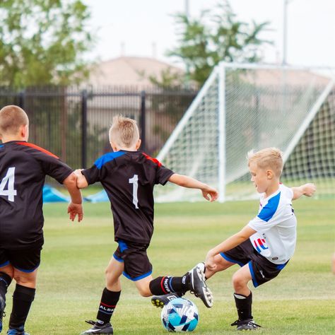 If you're ready to combine a little bit of pleasure and play, this might be the best option for you and your children to travel, relax, and stay on top of their sporting skills. Youth Soccer Pictures, Kids Sports Snacks, Boy Playing Football, Soccer Images, Calm Kids, Cruciate Ligament, Orthotic Shoes, Fall Sports, Confidence Kids