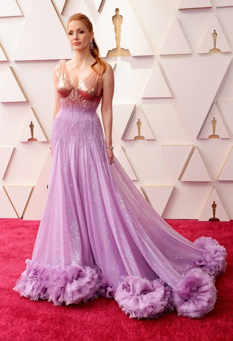 Jessica Chastain Zoey Kravitz, Jessica Chastain Style, Vestidos Color Pastel, Iconic Red Carpet Looks, Vestidos Oscar, Best Oscar Dresses, Graceful Lady, Academy Awards Red Carpet, Jessie Buckley