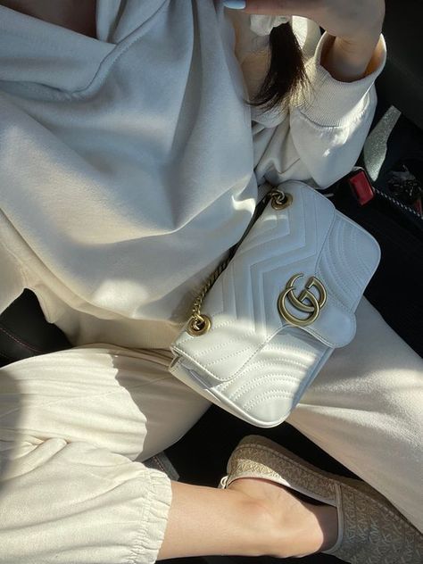 Gucci Marmont bag review - is it worth it? #gucci #guccibag #fashion #bagreview Gucci Marmont Bag White, White Gucci Marmont Bag Outfit, White Gucci Bag Outfit, Gucci White Bag, Gucci Marmont Outfit, Gucci Marmont Bag Outfit, Marmont Gucci Bag, Gucci Marmont White, Gucci Bag Aesthetic