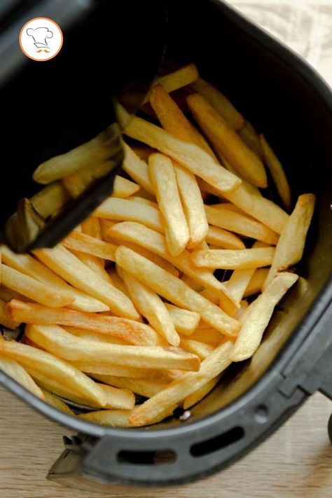 È possibile preparare le patatine in friggitrice ad aria sia utilizzando le patate fresche che le patatine surgelate. Ecco come.

Ingredienti: 750 g di patatine fritte surgelate OPPURE 4 patate, 4 cucchiai di olio evo, sale q.b. Air Fryer