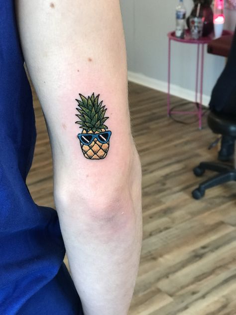 Pinapple Tattoos, Tiki Tattoo, Pineapple Tattoo, Simple Tattoos For Guys, Tattoo Time, Tattoo Skin, Full Back Tattoos, Floral Tattoo Sleeve, Tattoo Desings