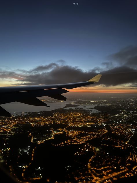 Travel Aeroplane Aesthetic, Travelling Aesthetic Plane, Airplane Vision Board, Night Flights Aesthetics, Flying At Night Aesthetic, Travel Flight Aesthetic, Late Night Flight Aesthetic, Aviation Vision Board, Plane Photos Aesthetic