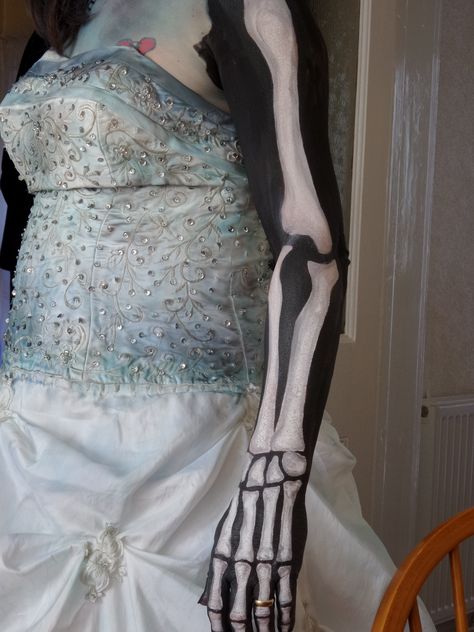 skeleton arm Skeleton Arm Makeup, Aesthetic Skeleton Costume, Skeleton Aesthetic Costume, Hot Glue Skeleton Corset, Arm Skeleton, Skelita Calaveras Costume, Skeleton Face Makeup, Halloween Skeleton Makeup, Skeleton Arm