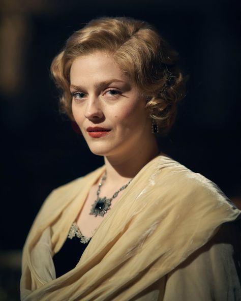 Peaky Blinders Hair, Diana Mitford, Peaky Blinders, Blonde Beauty, Womens Hairstyles, Game Of Thrones Characters, Blonde, Actors, On Twitter