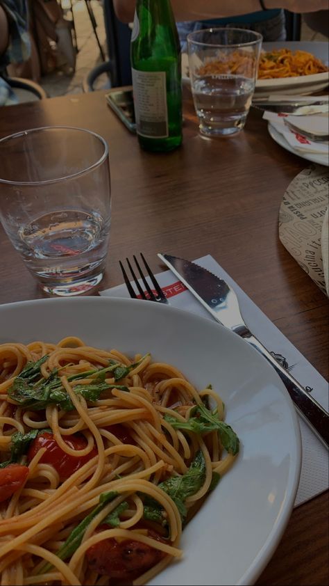 Pasta Aesthetic Restaurant, Food In Restaurant Snapchat, Restaurant Food Astethic, Pasta Restaurant Aesthetic, Aesthetic Pasta Pictures, Cibi Aesthetic, Food Restaurant Aesthetic, Cibo Aesthetic, Alice Aesthetic