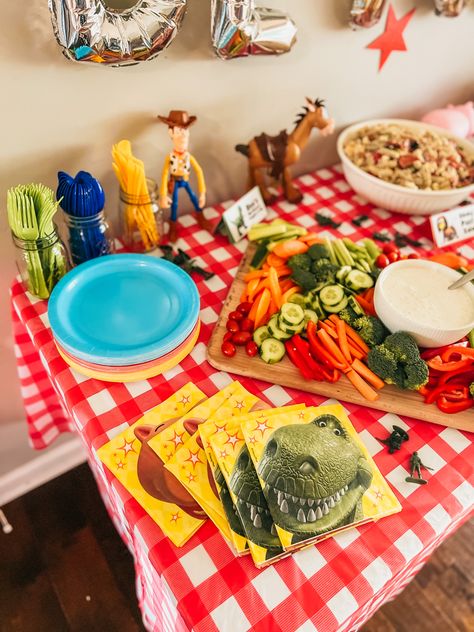 Birthday Plates, Colored Plates, Birthday Party Plates, Food And Snacks, Toy Story Birthday Party, Birthday Plate, Brother Birthday, Toy Story Birthday, Party Plates