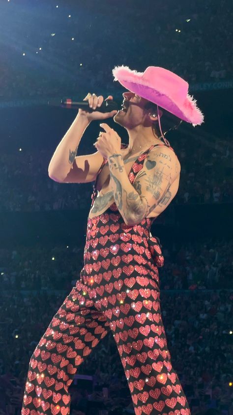 Harry Styles Heart Overalls, Love On Tour 2023 Outfits, Harry Styles Style, Harry Styles Fits, Men In Pink, Harry Styles Love On Tour Outfits, Bachata Outfit, Harry Styles London, Harry Taylor