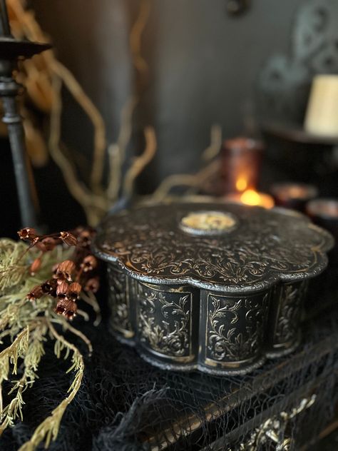 Dark Academia Trinkets, Witchy Home Decor, Gift Inspo, Clay Diy Projects, Round Box, Gothic Home Decor, Victorian Gothic, Dark Academia, Diy Clay