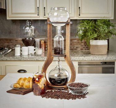 7 Cold Brew Coffee Makers to Keep You Cool and Caffeinated | eHow Cold Brew Drip Tower, Cold Brew Tower, Cold Brew Maker, Best Cold Brew Coffee, Coffee Drinker Gifts, Siphon Coffee, Low Acid Coffee, Iced Coffee Maker, Cold Drip