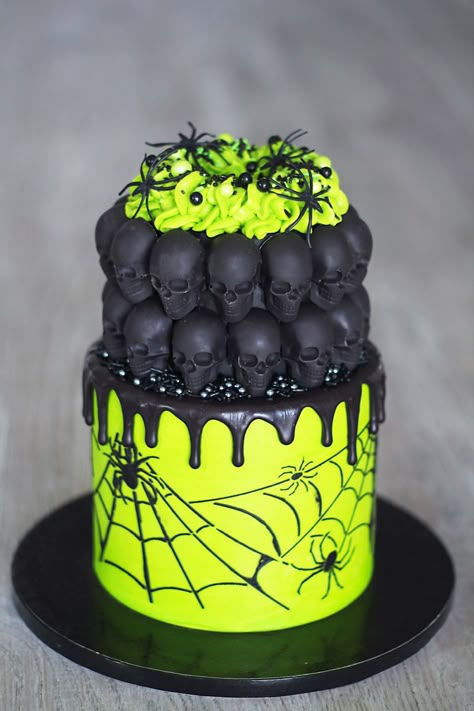 Gothic Birthday Cakes Beautiful, Small Halloween Cakes Ideas, Halloween Drip Cake, Spooky Halloween Cake Ideas, Kids Halloween Birthday Cake, Horror Cake Ideas, Halloween Themed Birthday Cake, Halloween Buttercream Cake, Halloween Themed Food Dinner