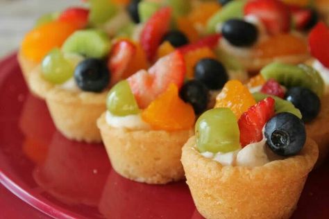 Brunch ideas Sugar Cookie Fruit Cups, Platter Presentation, Fruit Pizza Cups, Fruit Sugar Cookies, Mini Fruit Pizzas, Appetizers Ideas, Fruit Pizza Sugar Cookie, Fruit Pizza Recipe, Fruit Tarts