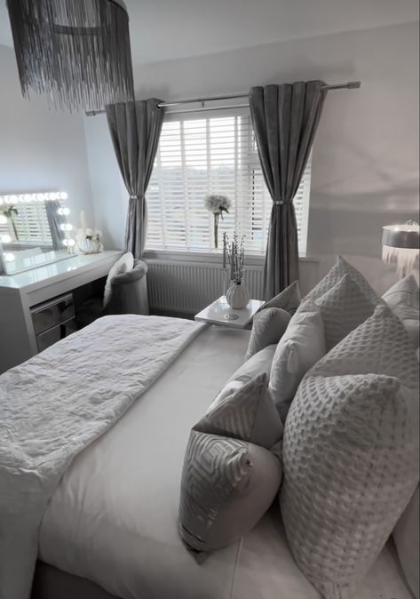 Grey White Room Ideas, Room Ideas Light Grey Walls, Simple Grey Room Ideas, Gray Room Inspo Aesthetic, Grey Furniture Bedroom Aesthetic, White Bed Grey Walls, Room Ideas Aesthetic White And Grey, Grey Room Inspiration, Modem Bedroom Ideas