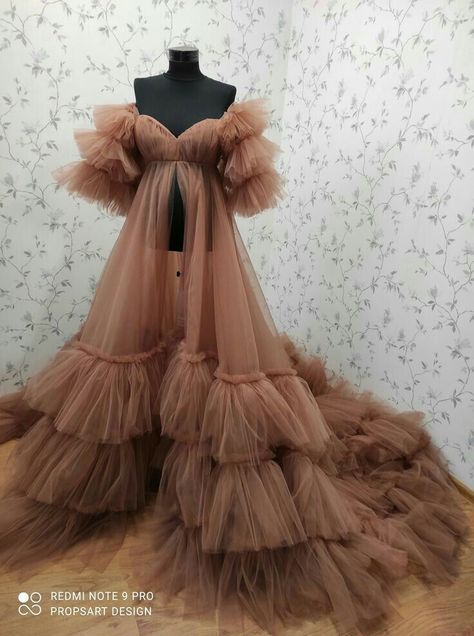 Martenity Photoshoot Dresses, Maternity Tulle Dress Photography, Maternity Photography Tulle Dress, Maternity Tulle Dress, Martenity Dresses Outfits, Martenity Shoot Ideas, Tulle Maternity Dress Photoshoot, Photoshoot Dress Ideas Outfit, Beige Maternity Dress