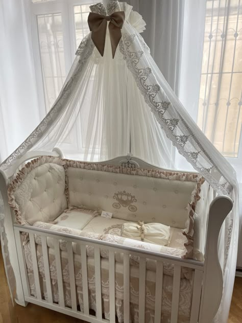 Circle Crib, Round Baby Cribs, Luxury Baby Crib, Luxury Baby Nursery, Postpartum Care Kit, Luxury Nursery, Nursery Rooms, Pretty Pregnant, Baby Room Inspiration