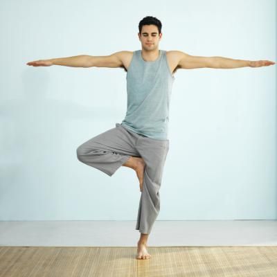 Correct Yoga Class Attire For Men -- Enrolling in a yoga class can help you strengthen your body and clear your mind, but you'll have trouble executing the poses comfortably if you're dressed in the wrong outfit. However, any man who ... Mens Yoga Clothes, Yoga Poses For Men, Yoga Kurse, Yoga Outfit, Iyengar Yoga, Types Of Yoga, Help Losing Weight, Yoga Photography, Yoga Pose