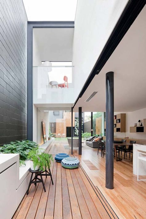 Contemporary extension of Victorian terrace home in Australia by Matt Gibson Architecture + Design Terrace Extension, Casa Hobbit, Outdoor Space Design, Plans Architecture, Courtyard Design, Internal Courtyard, Interior Design Awards, Narrow House, Solar Pv