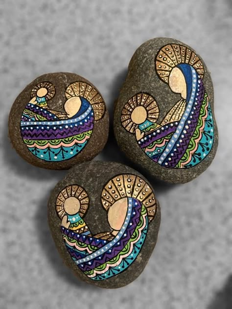 Nativity Painted Rocks, Christmas Mandala Art, Christmas Pebble Art, Stone Pictures Pebble Art, Christmas Rocks, Mandala Painted Rocks, Diy Rock Art, Seashell Painting, Stone Art Painting