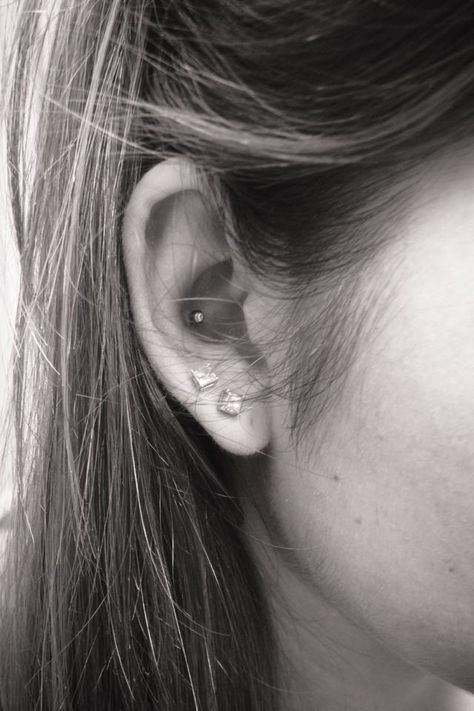 Conch piercing Conch Piercing Stud Simple, Conch Piercing Stud, Double Lobe Piercing, Types Of Piercings, White Gold Earrings Studs, Cute Piercings, Lobe Piercing, Conch Piercing, Ear Candy