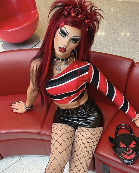 Tiktok Fashion Aesthetic, Men Wearing Makeup, Wig Glue, Best Drag Queens, Drag Wigs, Drag Queen Outfits, Race Outfit, Rupaul Drag Queen, Drag Queen Makeup