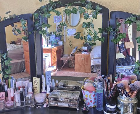 Grunge Vanity Ideas, Indie Vanity, Grunge Vanity, Makeup Station In Bedroom, Grunge Desk, 90s Vanity, Dresser Inspiration, Vanity Set Up, Cottagecore Room