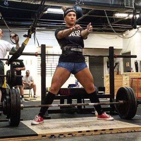 Female Bodybuilders To Follow On Instagram Woman Power Lifter, Weight Lifting Memes, Weight Training Workouts For Women, Female Powerlifter, Strength Aesthetic, Lifting Memes, Power Lifting Women, Weight Lifters, Weight Lifting Motivation